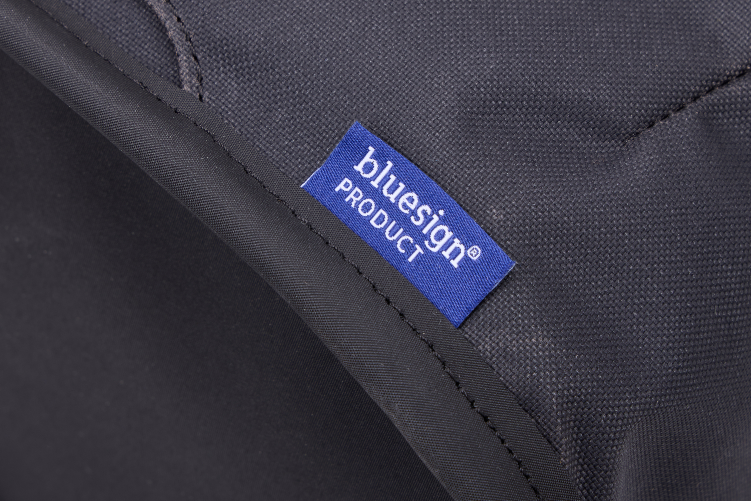 Thule Aion Tote 23 L crna torba