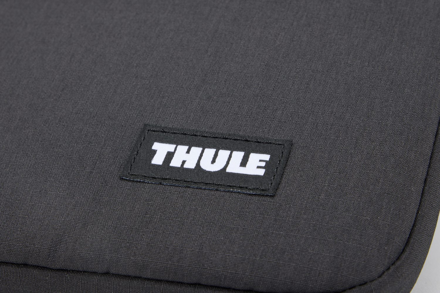 Thule Lithos navlaka za MacBook Air 13'' crna