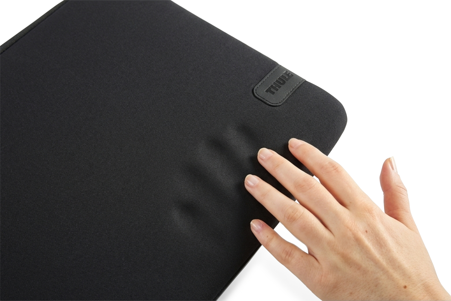 Thule Koya navlaka za MacBook® Air 13" - crna